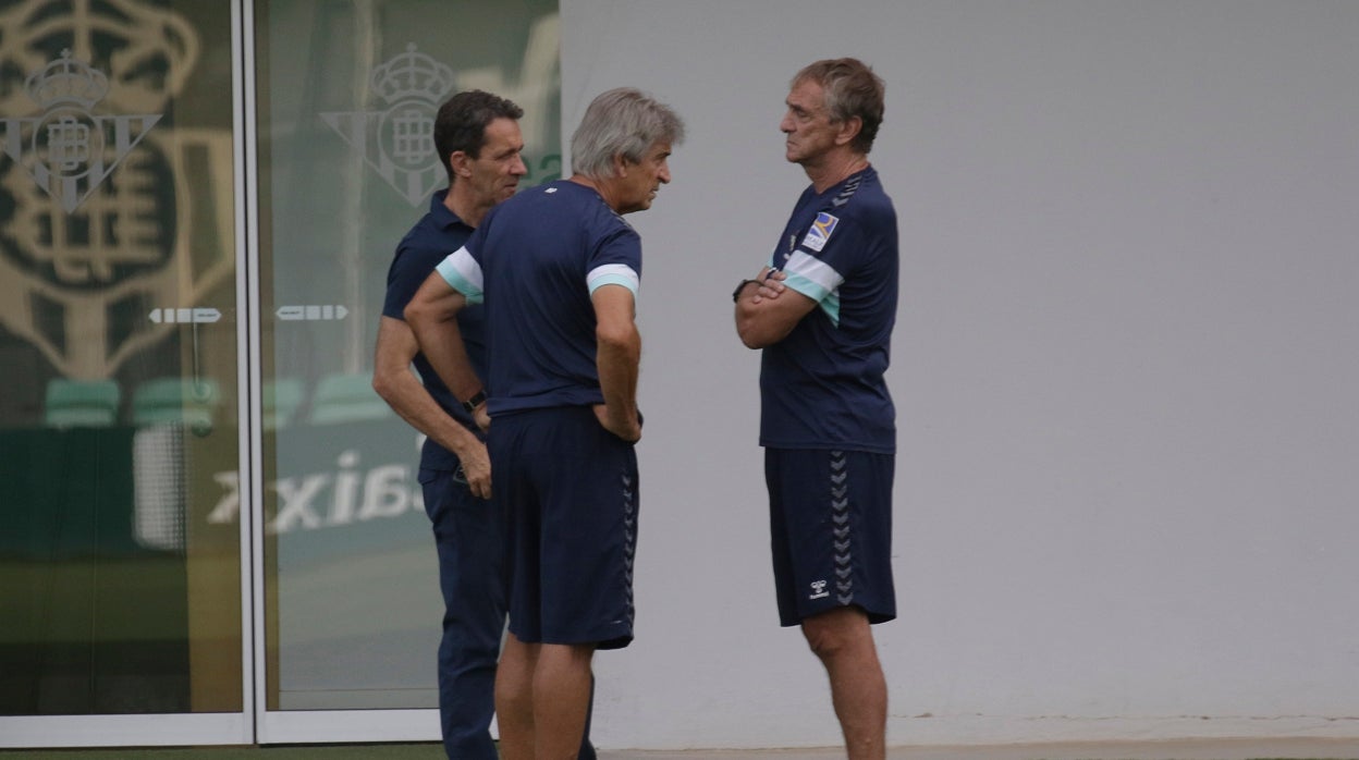 Ramón Planes, Manuel Pellegrini y Rubén Cousillas, durante un entrenamiento