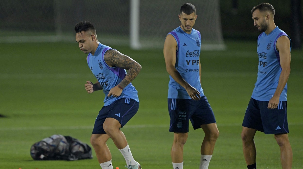 Lautaro Martínez, Guido y Pezzella, durante un entrenamiento de Argentina