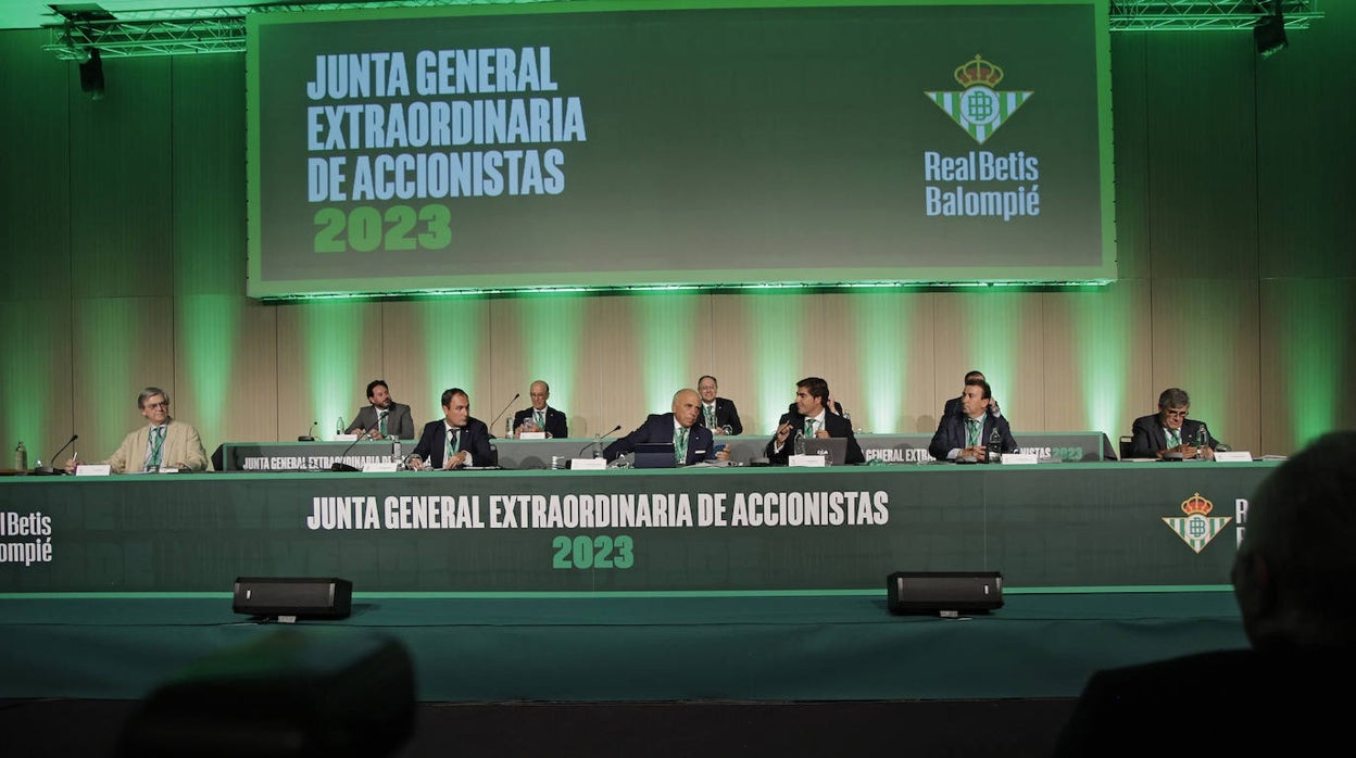 La mesa presidencial de la Junta General Extraordinaria de Accionistas del Betis 2023