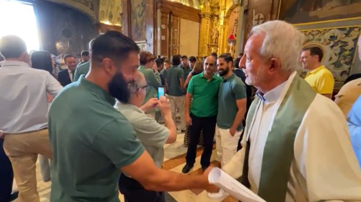 Fekir saluda a don Javier Santos, capellán del conjunto verdiblanco