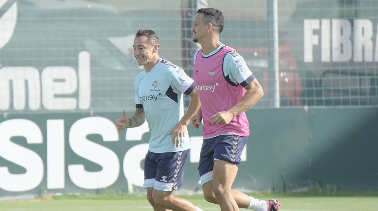 Luiz Felipe hace carrera continua junto a Guardado durante el entrenamiento del Betis