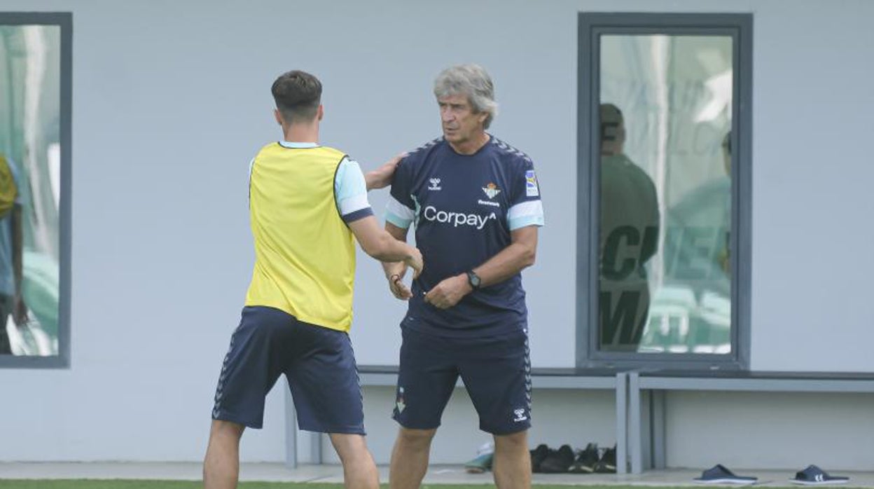 El juvenil Alejandro Vergaz saluda a Pellegrini al inicio del entrenamiento del pasado lunes