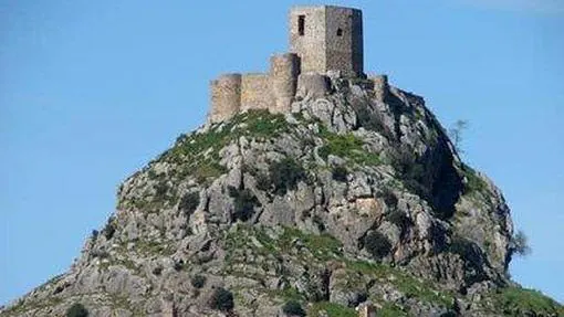 El castillo de Belmez y su imagen inconfudible, levantado sobre una gran roca caliza