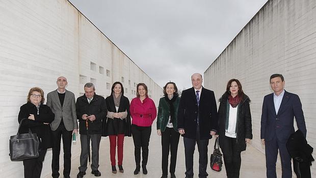 La consejera de Cultura, Rosa Aguilar, en la foto de familia de la inauguración del seminario