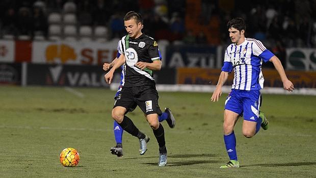 Markovic conduce el balón en el Ponferradina-Córdoba, esta noche, en El Toralín