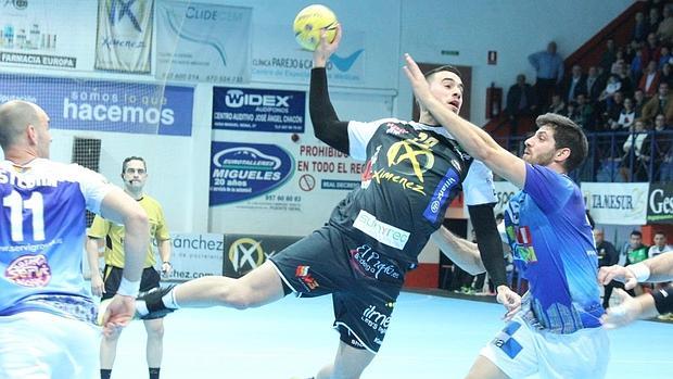 Mario Porras realiza un disparo a portería