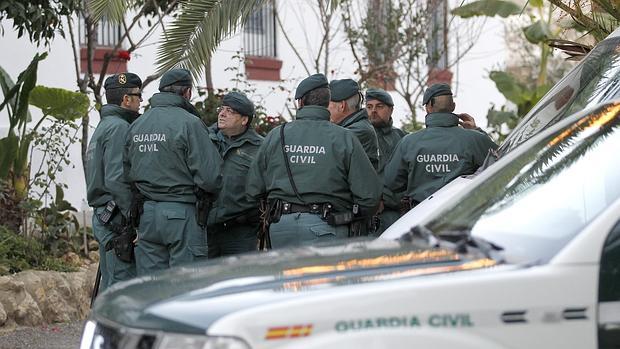 La Guardia Civil auxilia a un bebé en la carretera