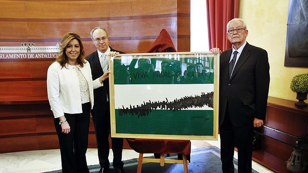 Susana Díaz, con el presidente Escuredo en entrega de la bandera de Andalucía pintada por Genovés
