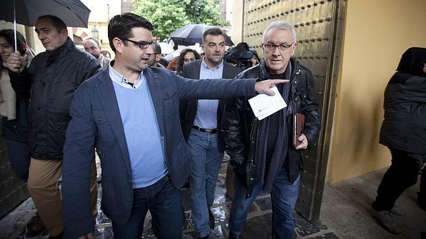 Pedro García y Cayo Lara, en el Patio de los Naranjos