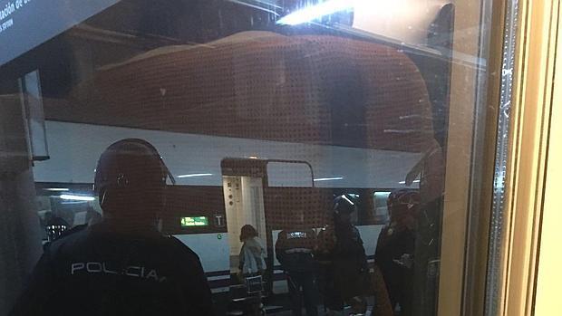 Los antidisturbios en los vagones del AVE