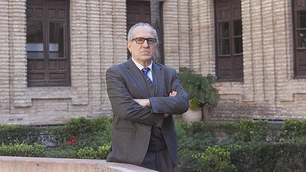 José Manuel Cuenca Toribio, en el patio de la Facultad de Filosofía y Letras