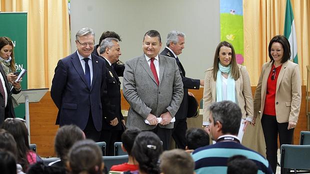 El delegado del Gobierno, durante su visita al colegio Lucano de Córdoba