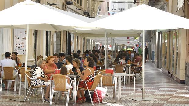Veladores en una céntrica calle de Córdoba