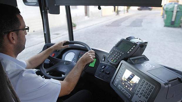 Un conductor de Aucorsa en su vehículo