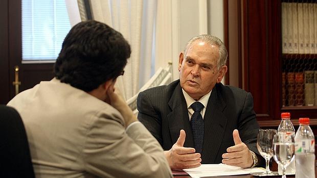 Castillejo en un momento de su entrevista con el director de ABC Córdoba