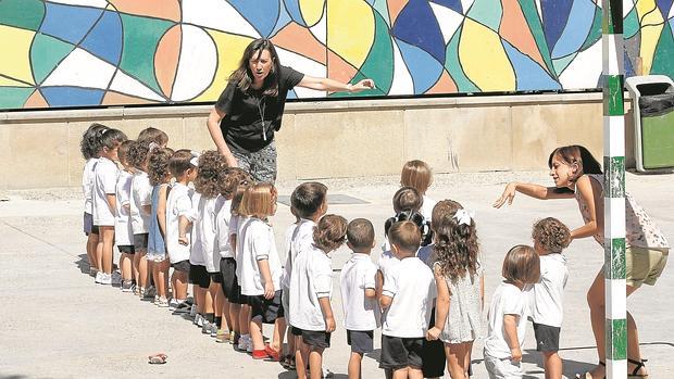 Alumnos de infantil del colegio Colón en su primer día de clase