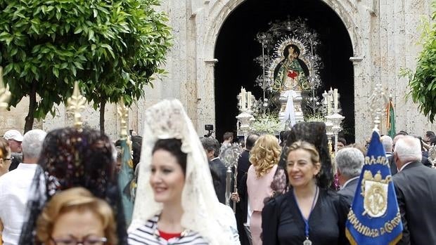 La Virgen de la Cabeza a las puertas de su templo