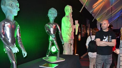 Juan Villa observa su creación de los niños verdes de Banjo (Barcelona)