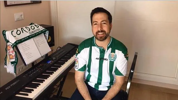 El artista cordobés Alberto de Paz ejecuta el himno del Córdoba CF a piano