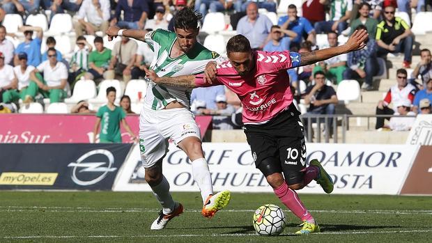 Luso pelea por un balón con un rival