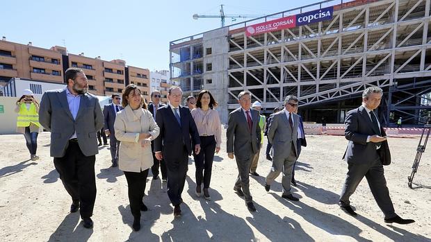 Un momento de la visita realizada ayer por el consejero de Justicia a las obras del edificio