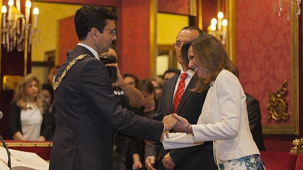 Rocío Díaz (PP) saluda a Francisco Cuenca (PP)