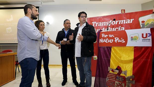 El coordinador provincial, dialogando ayer, entre otros, con el Secretario de Organización de IU