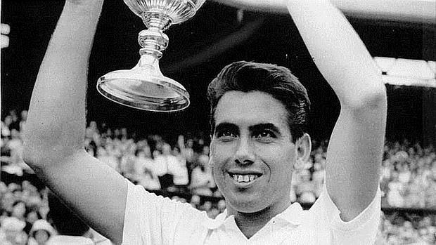 Manolo Santana, en su victoria en Wimbledon