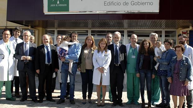 Médicos y personal del Reina Sofía junto a la familia de la pequeña Emma, a la derecha
