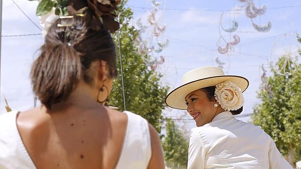 Dos jóvenes pasean por El Arenal