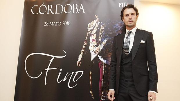 Finito, junto al cartel anunciador de su espectáculo