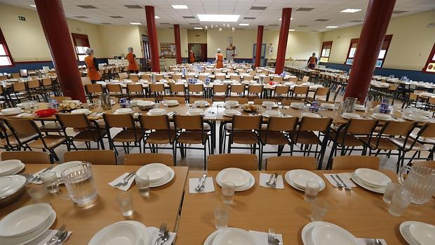 Comedor escolar preparado para el almuerzo