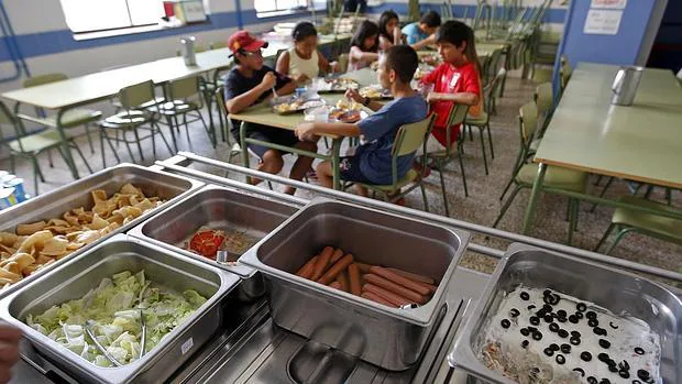 Un grupo de niños en un comedor escolar