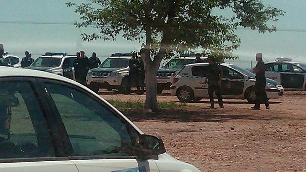 Agentes de la Guardia Civil en la finca Somonte de Palma del Río, este jueves