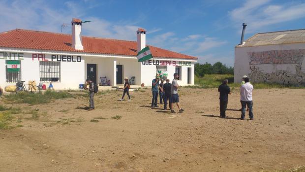La consejera de Agricultura recuerda que la finca de Somonte está «ocupada ilegalmente» desde 2012