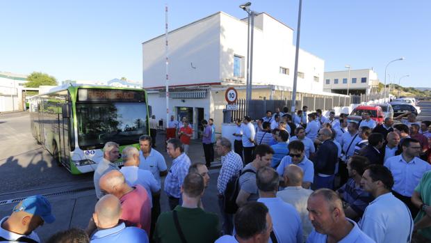 Piquetes informativos en la salida de las cocheras de Aucorsa