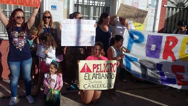 Madres y niños del colegio Reggio de Puerto Real manifestándose para que se retire el amianto