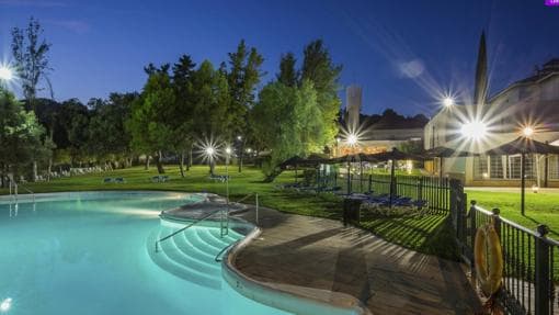 La piscina, iluminada de noche