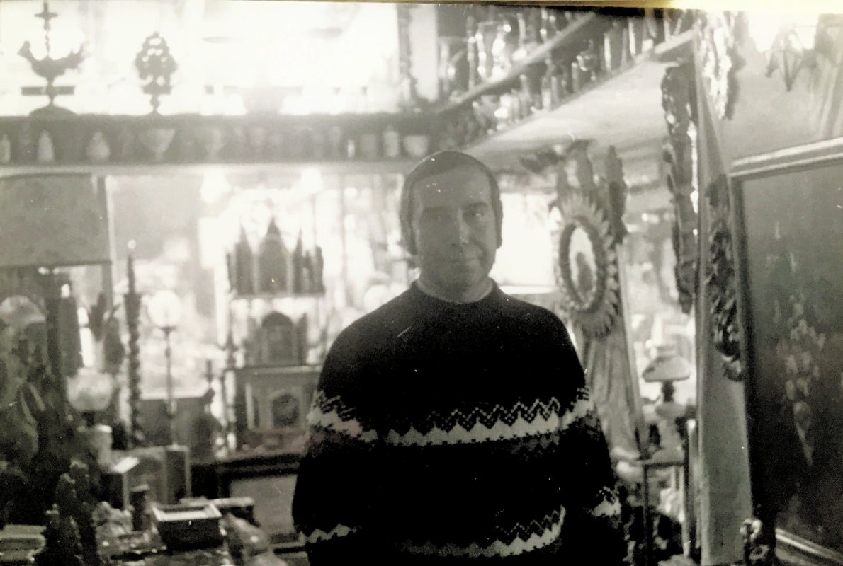 Pablo García Baena, en la tienda de antigüedades que tuvo en la Costa del Sol