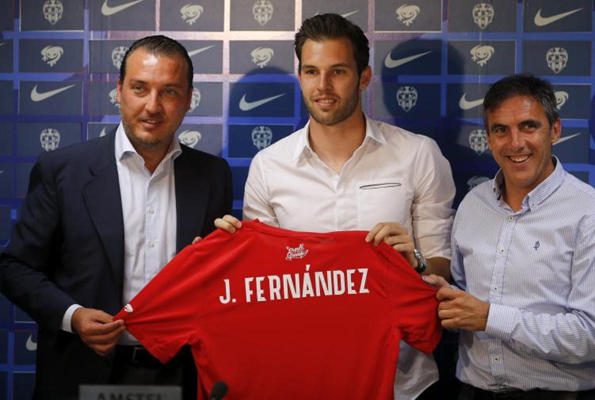 Fernández, presentado con el Levante