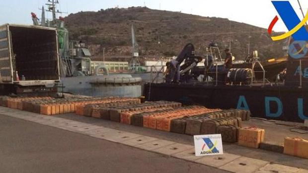 Los 329 fardos de hachís encontrados en el velero