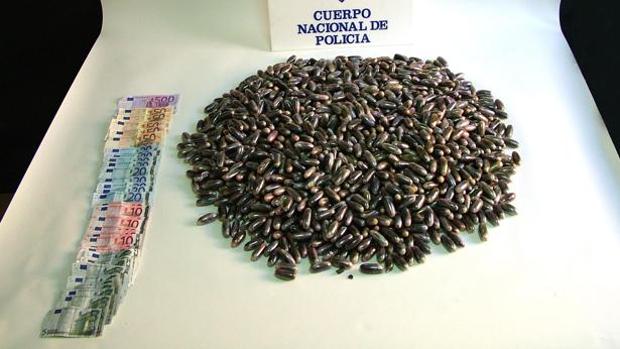 Imagen de archivo de bellotas de hachís y dinero intervenidos en otra operación policial