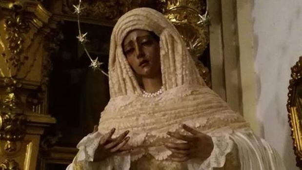 La inusual vestimenta de la Virgen de la Caridad