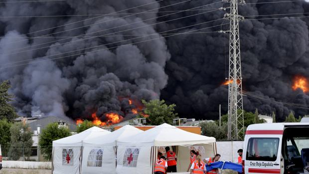 El incendio que destruyó la fábrica de Ybarra en Dos Hermanas