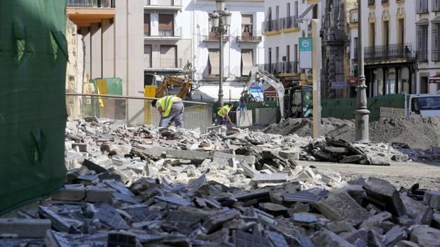 Estado de las obras de la calle Capitulares ayer