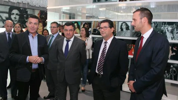 El alcalde de Chipiona, Antonio Peña, segundo por la derecha, en el futuro Museo Rocío Jurado