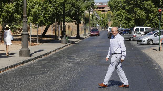 Luis Martín cruza la calle actual de la Ronda del Marrubial