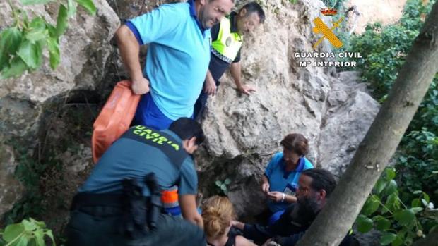 Rescatan a una senderista herida en el barranco del río Genilla en Priego de Córdoba