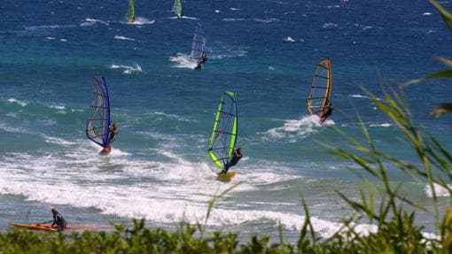 Windsurfistas en la playa de Tarifa