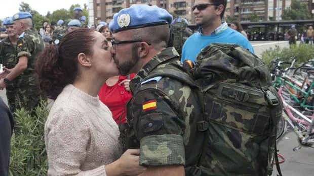 Un soldado de la Brigada Guzmán el Bueno X se despide de su pareja